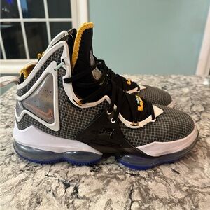 🔥 Nike LeBron 19 Hardwood Classic - Size 10.5 🔥